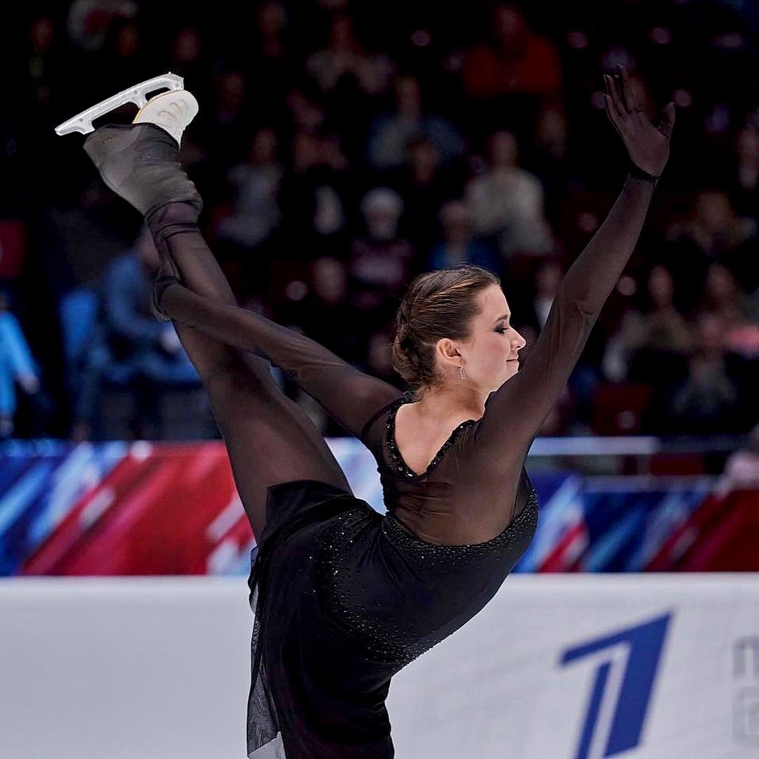 Камила Валиева на соревнованиях по прыжкам